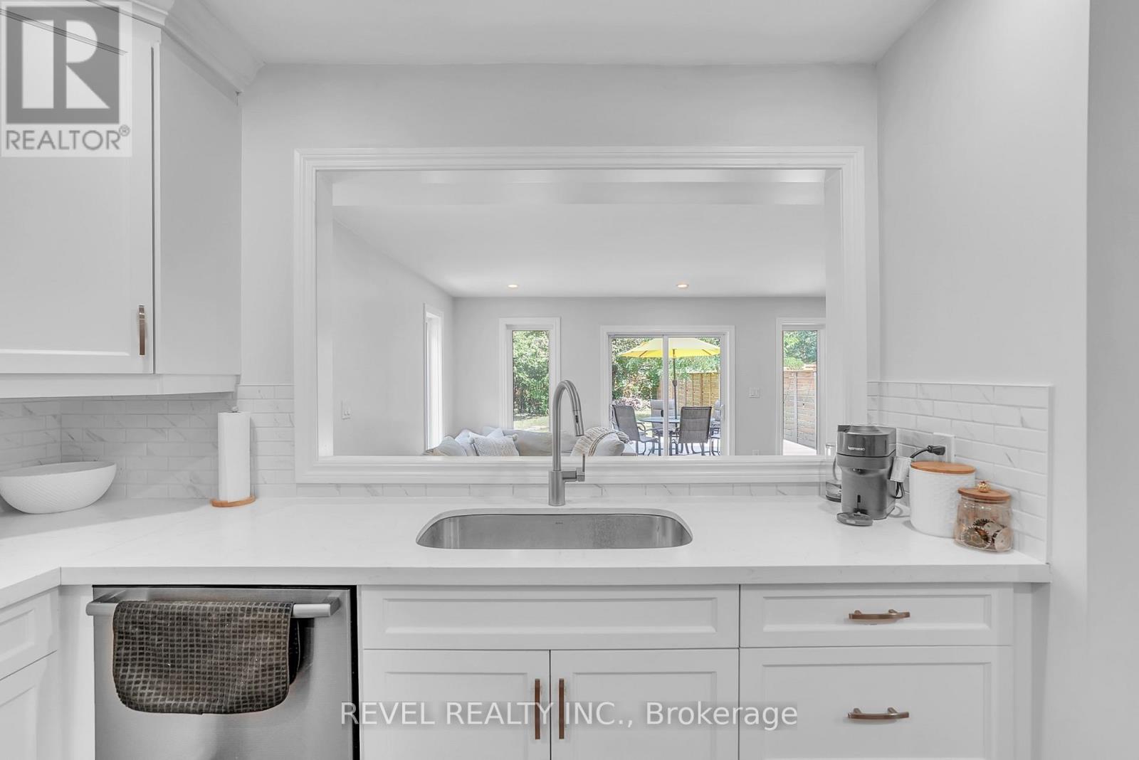 Photo 13 of 125 Dundonald Street, Barrie ON