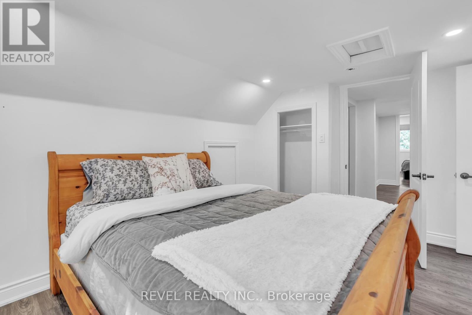 Photo 30 of 125 Dundonald Street, Barrie ON
