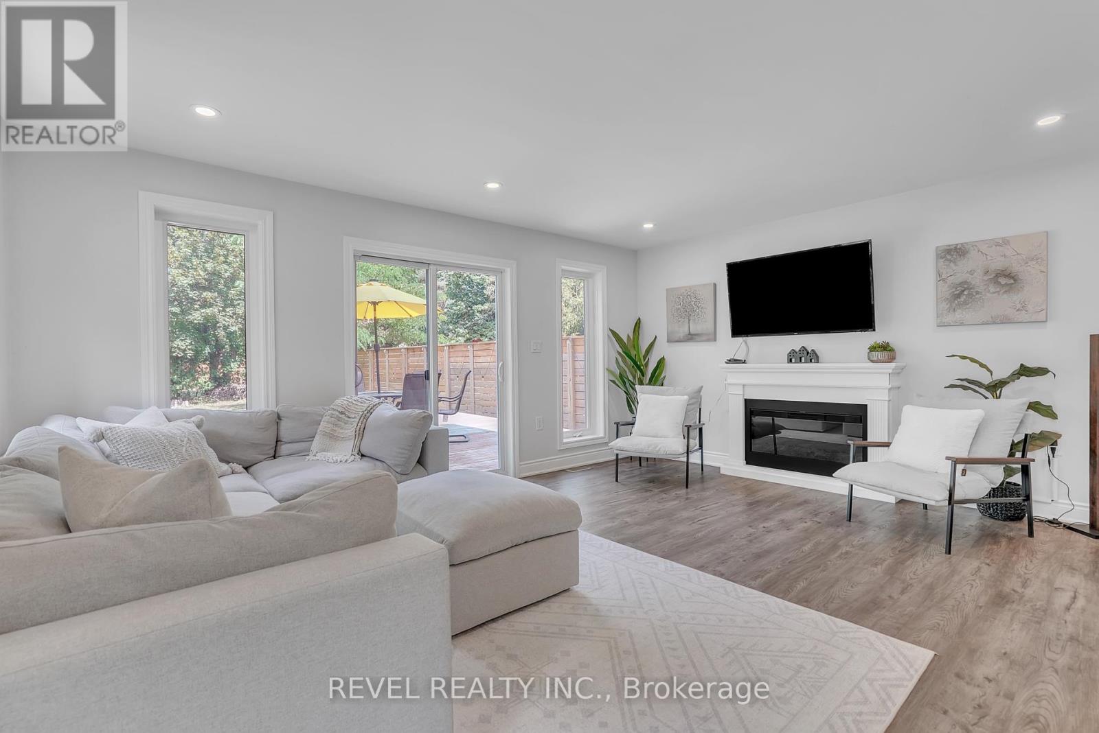 Photo 18 of 125 Dundonald Street, Barrie ON