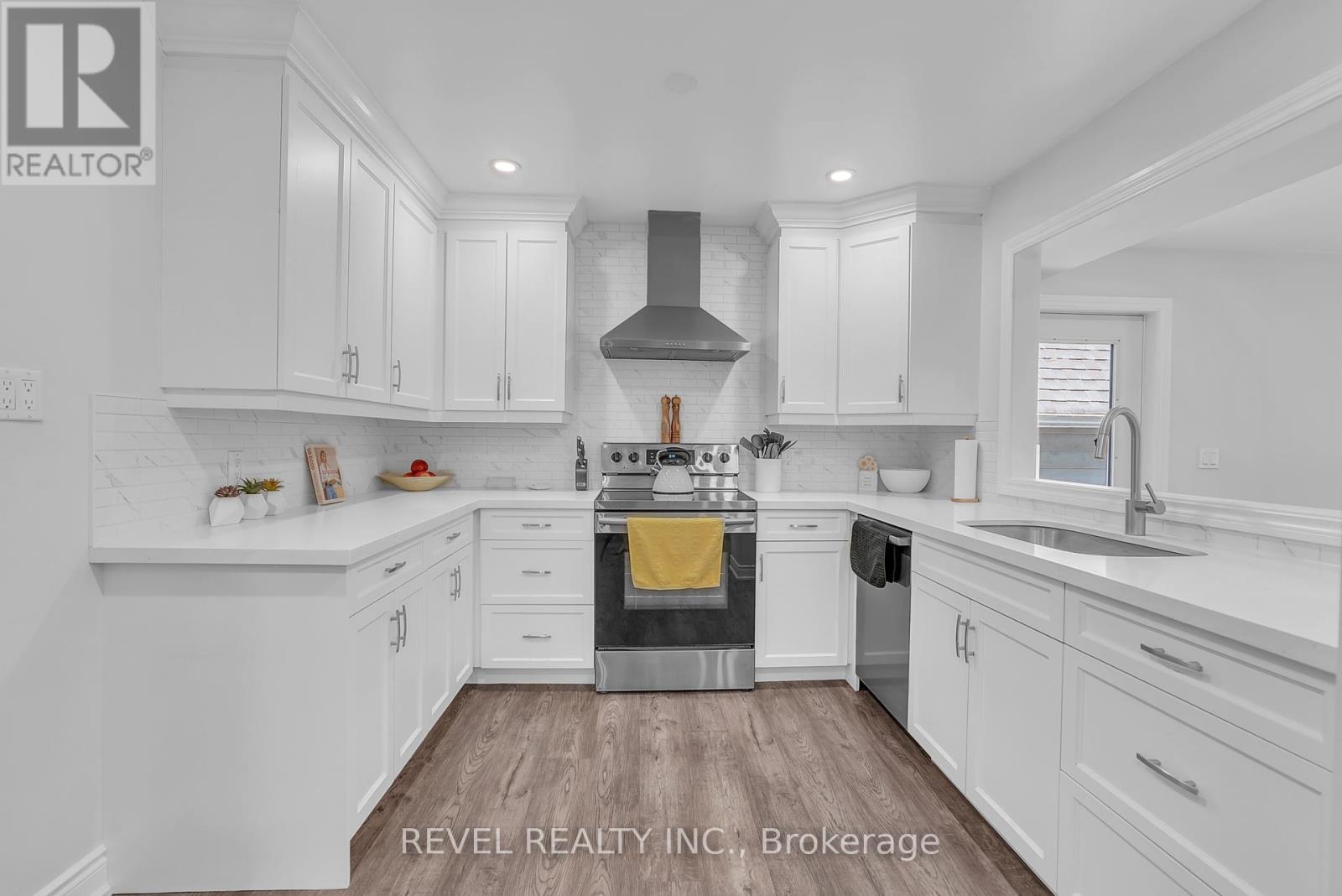 Photo 11 of 125 Dundonald Street, Barrie ON