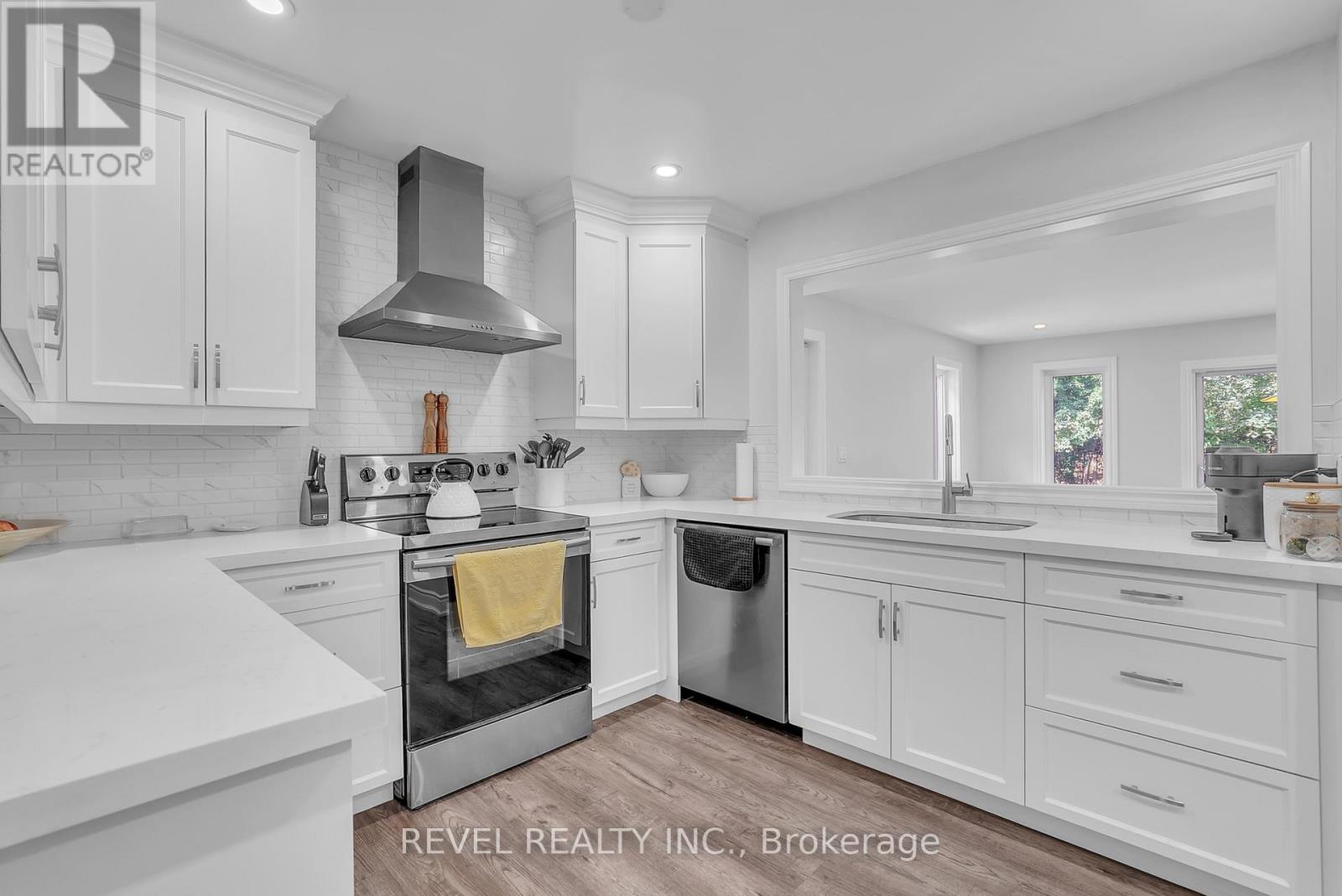 Photo 12 of 125 Dundonald Street, Barrie ON