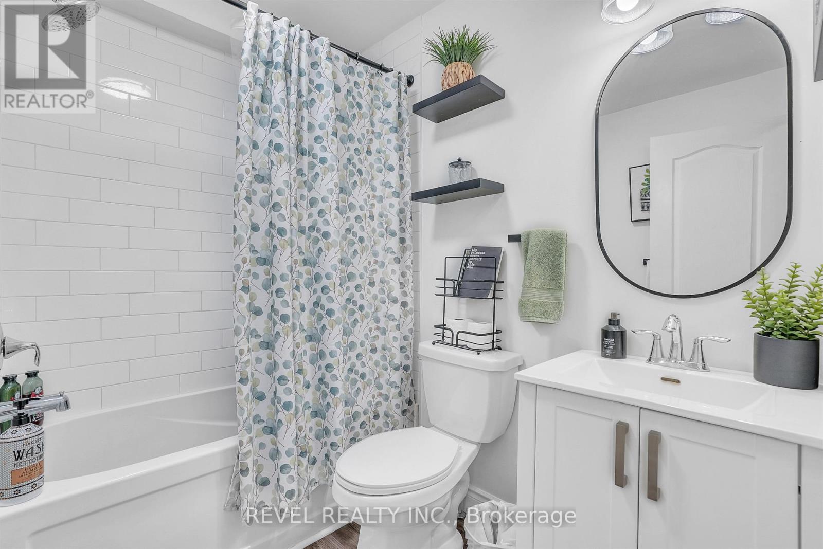 Photo 16 of 125 Dundonald Street, Barrie ON