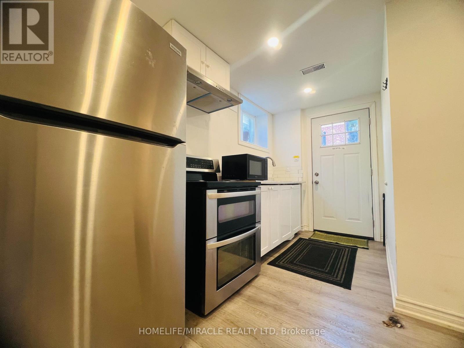 Photo 2 of 42 Marlbank Road, Toronto ON