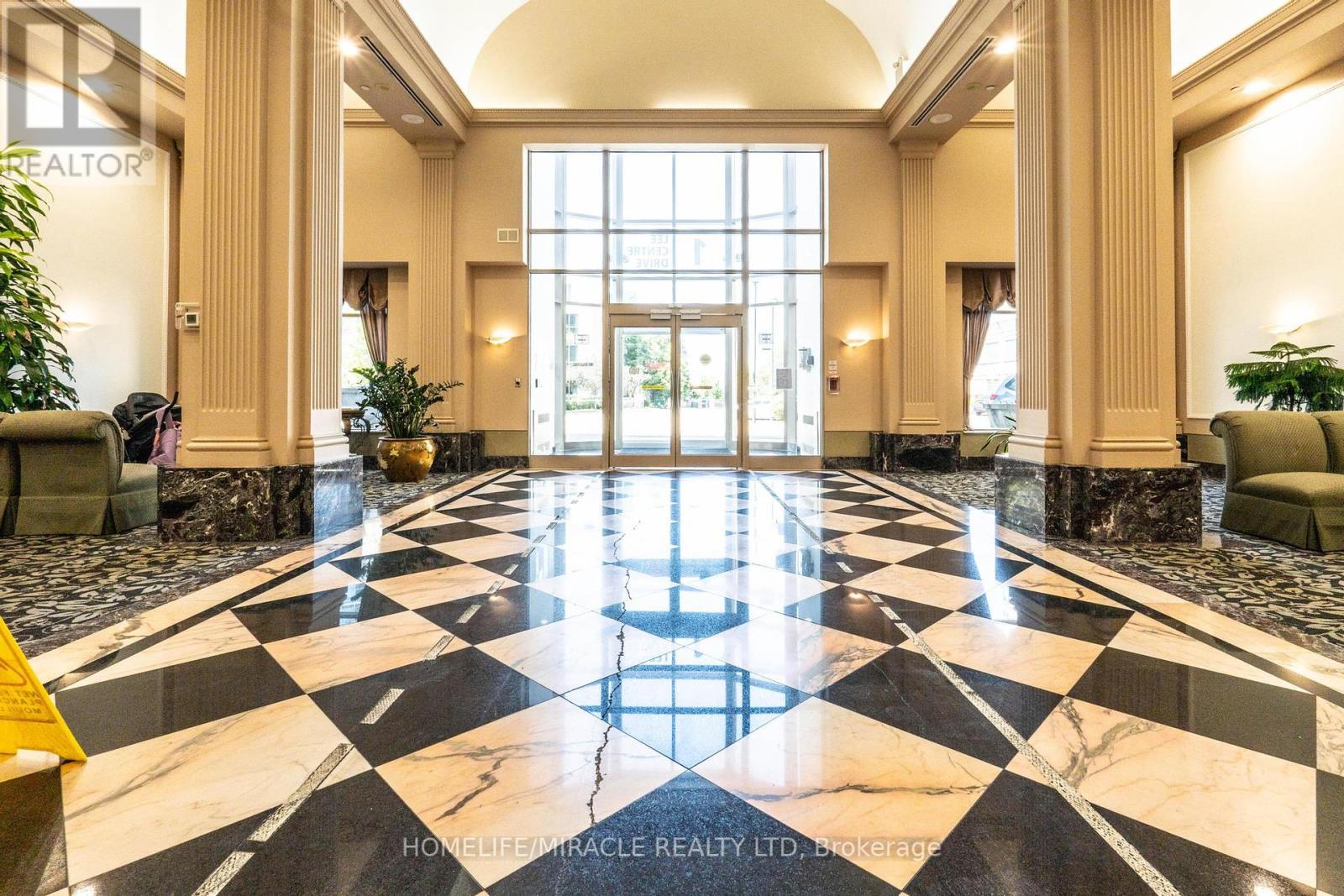 Photo 3 of 1506 1 Lee Centre Drive, Toronto ON