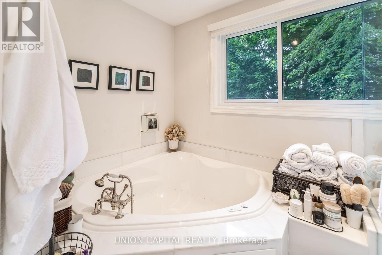 Photo 44 of 123 Imperial Crescent, Bradford West Gwillimbury ON