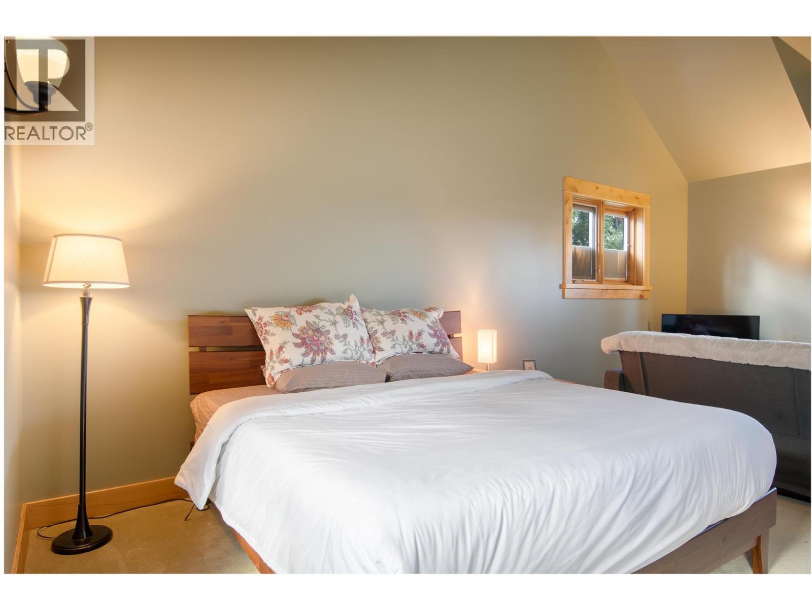 1590 GOLDEN AVENUE - 22