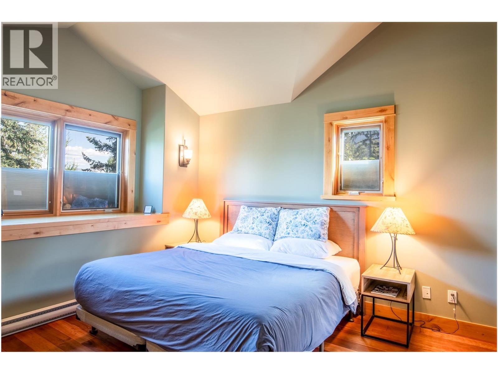 1590 GOLDEN AVENUE - 11