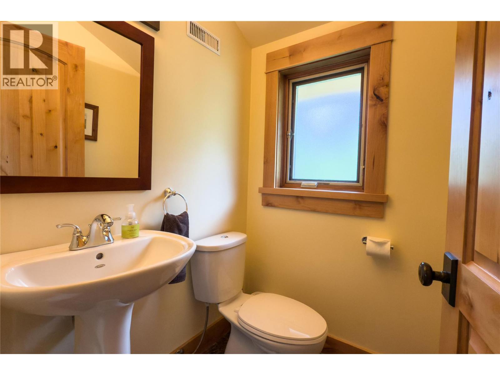 1590 GOLDEN AVENUE - 9