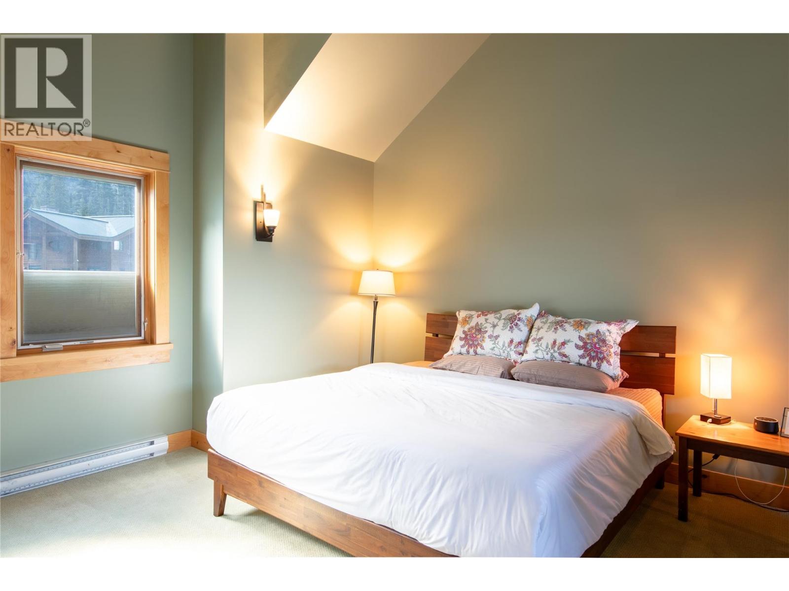 1590 GOLDEN AVENUE - 20