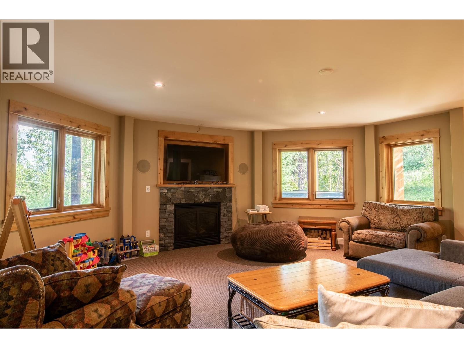 1590 GOLDEN AVENUE - 26