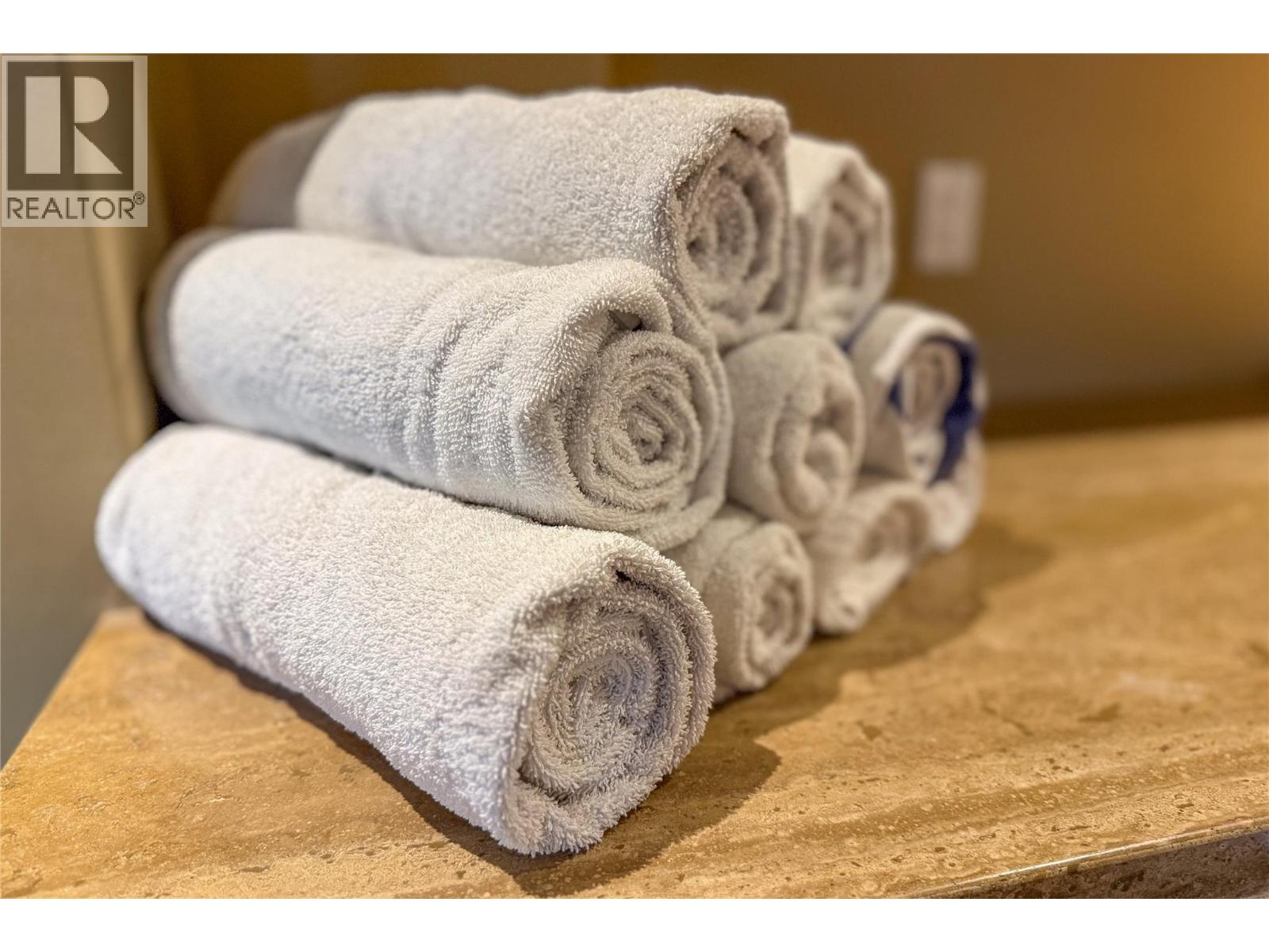 1590 GOLDEN AVENUE - 32