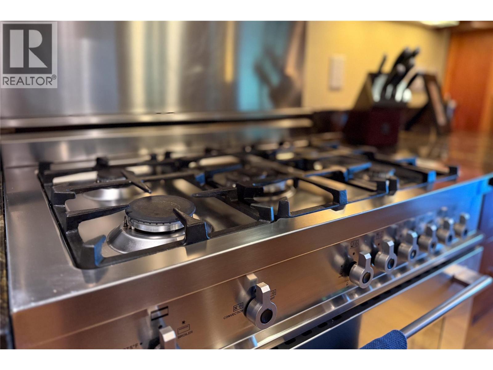 1590 GOLDEN AVENUE - 40