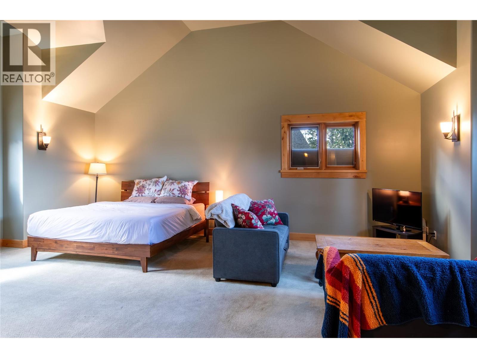 1590 GOLDEN AVENUE - 19