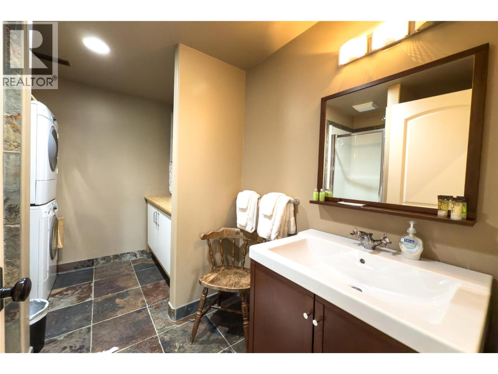 1590 GOLDEN AVENUE - 29