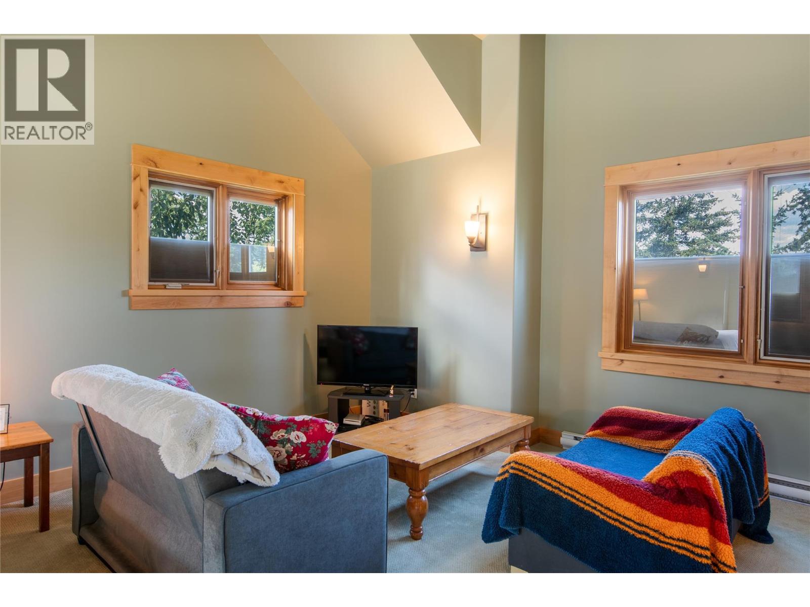 1590 GOLDEN AVENUE - 21