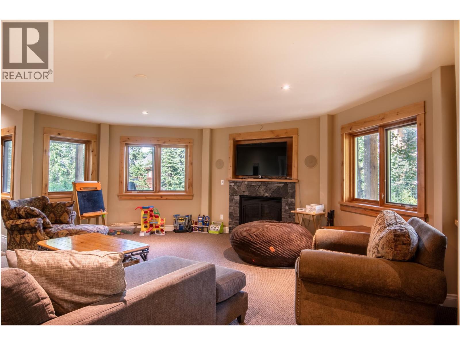 1590 GOLDEN AVENUE - 25