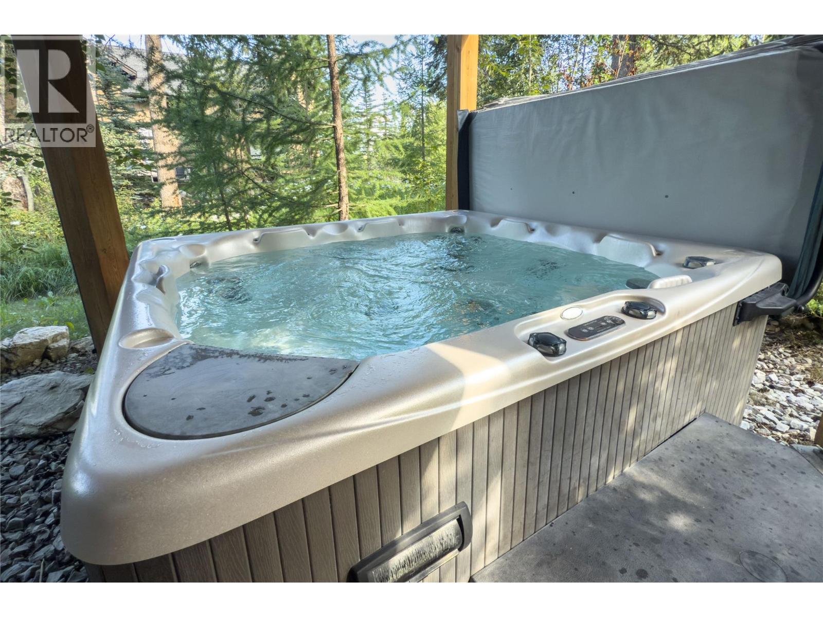 1590 GOLDEN AVENUE - 33