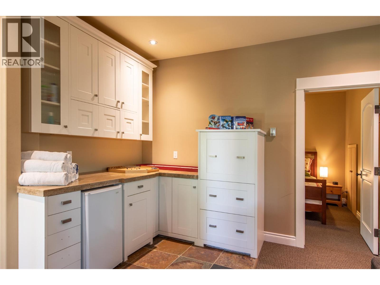 1590 GOLDEN AVENUE - 31