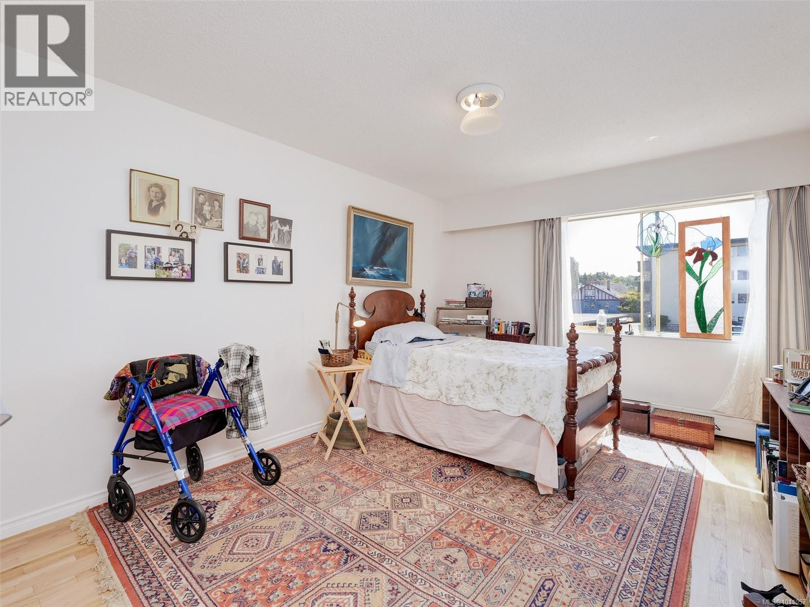 212 964 Heywood Ave, Victoria