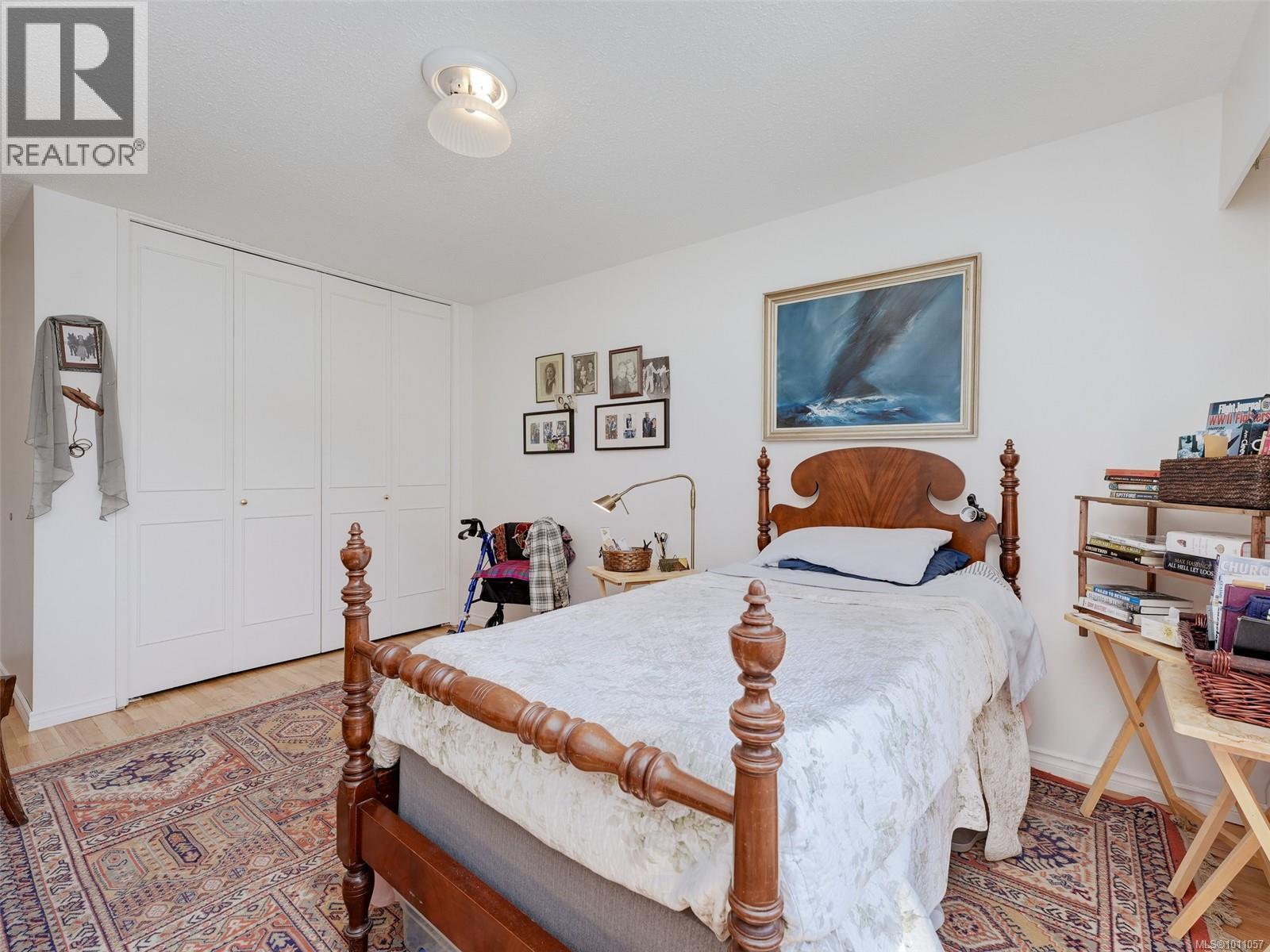 212 964 Heywood Ave, Victoria