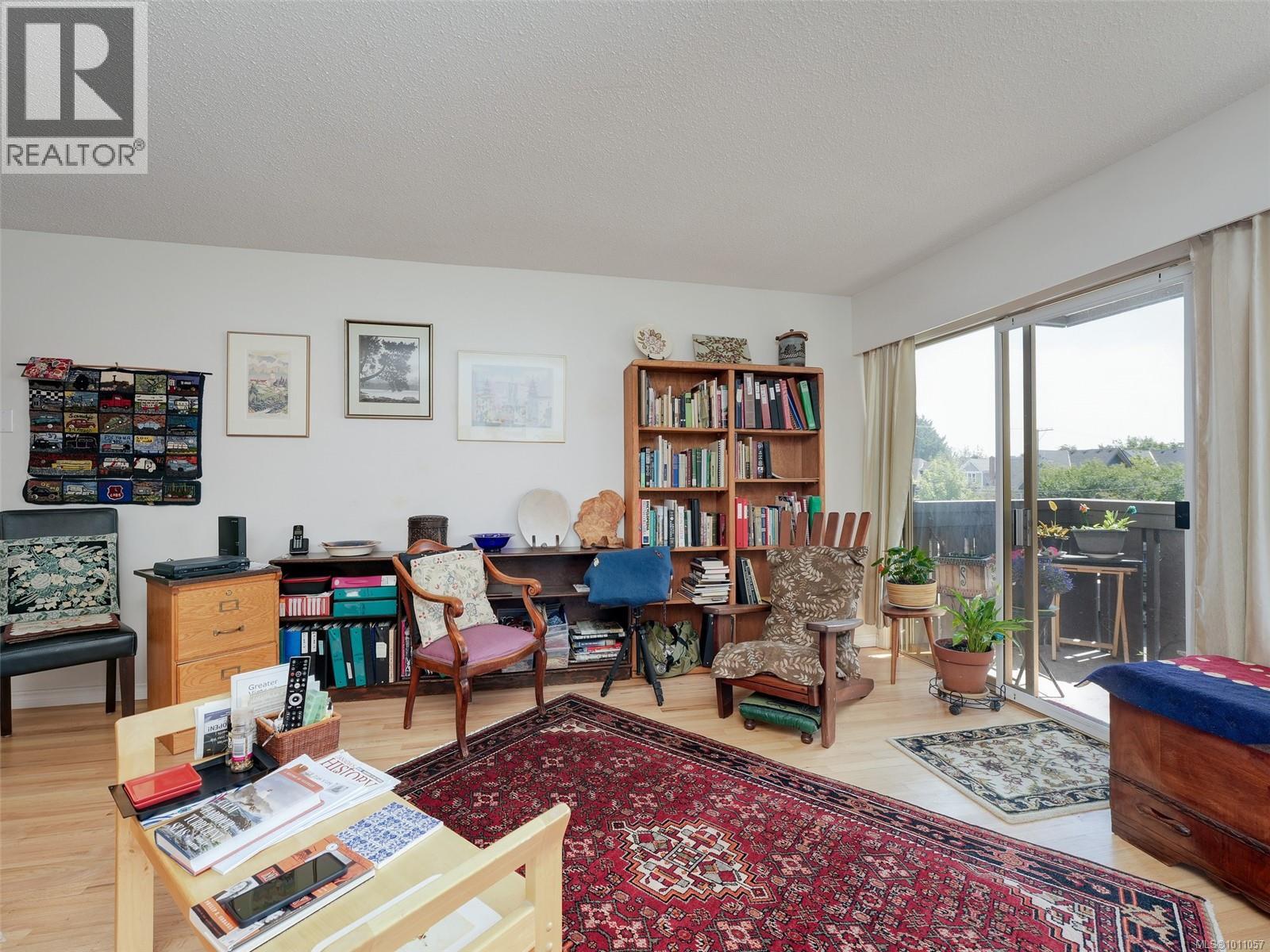 212 964 Heywood Ave, Victoria