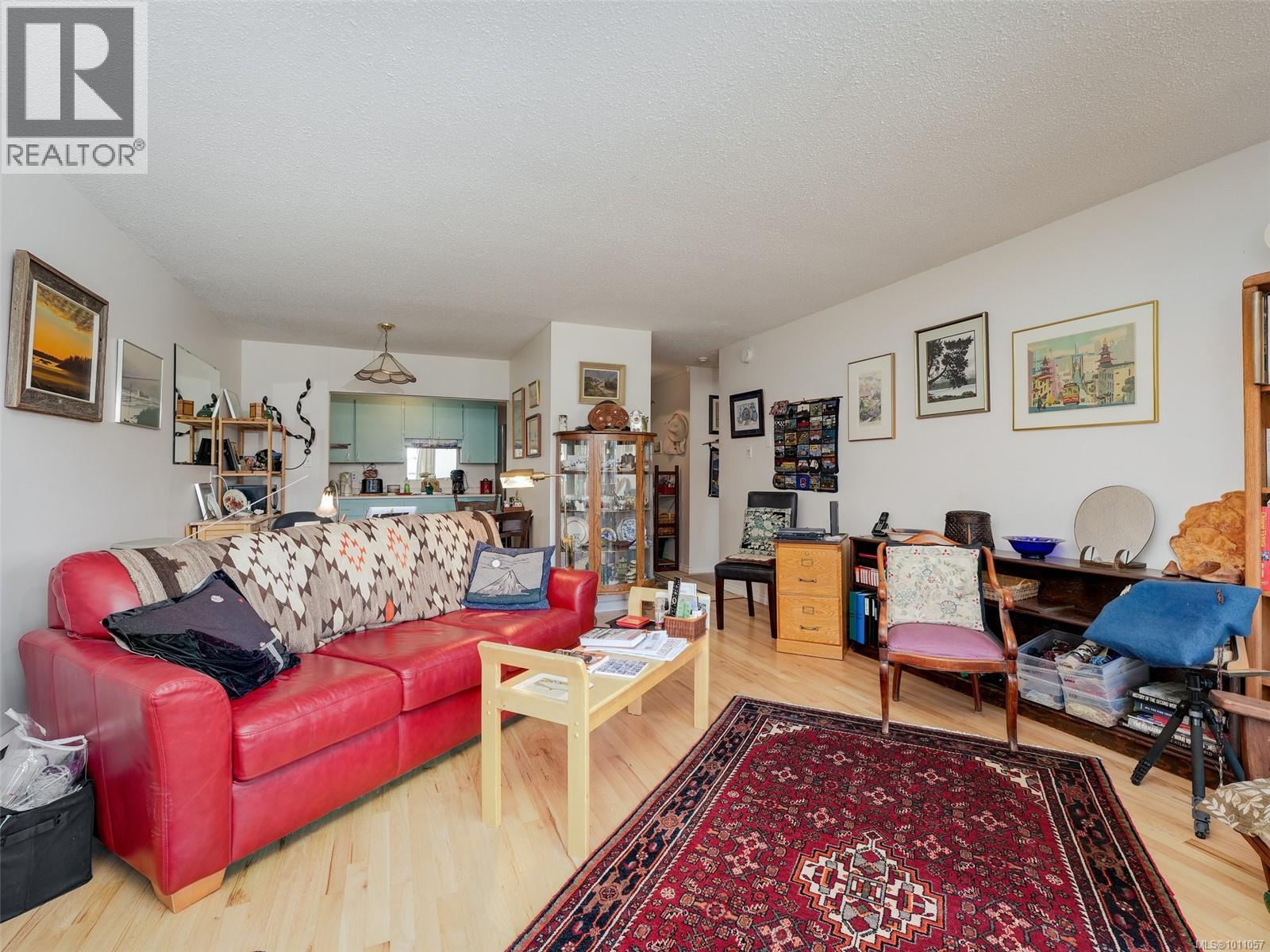 212 964 Heywood Ave, Victoria