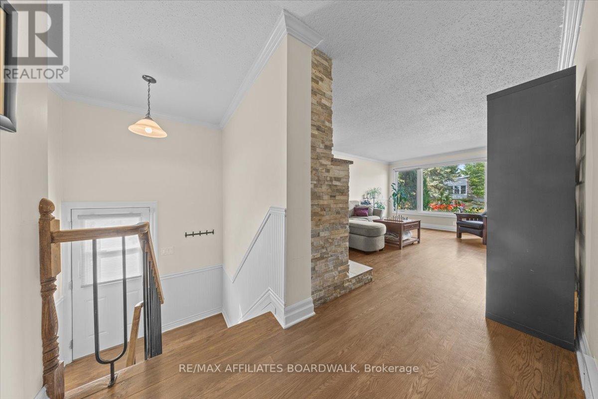 Photo 2 of 1856 Appleford Street, Ottawa ON