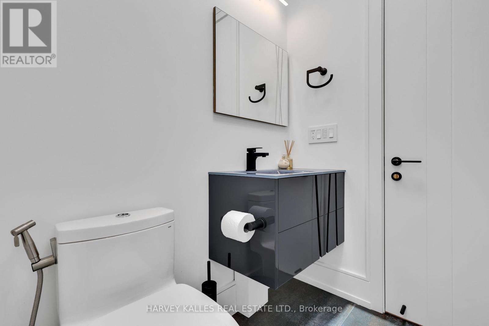 Photo 34 of 116 Deloraine Avenue, Toronto ON