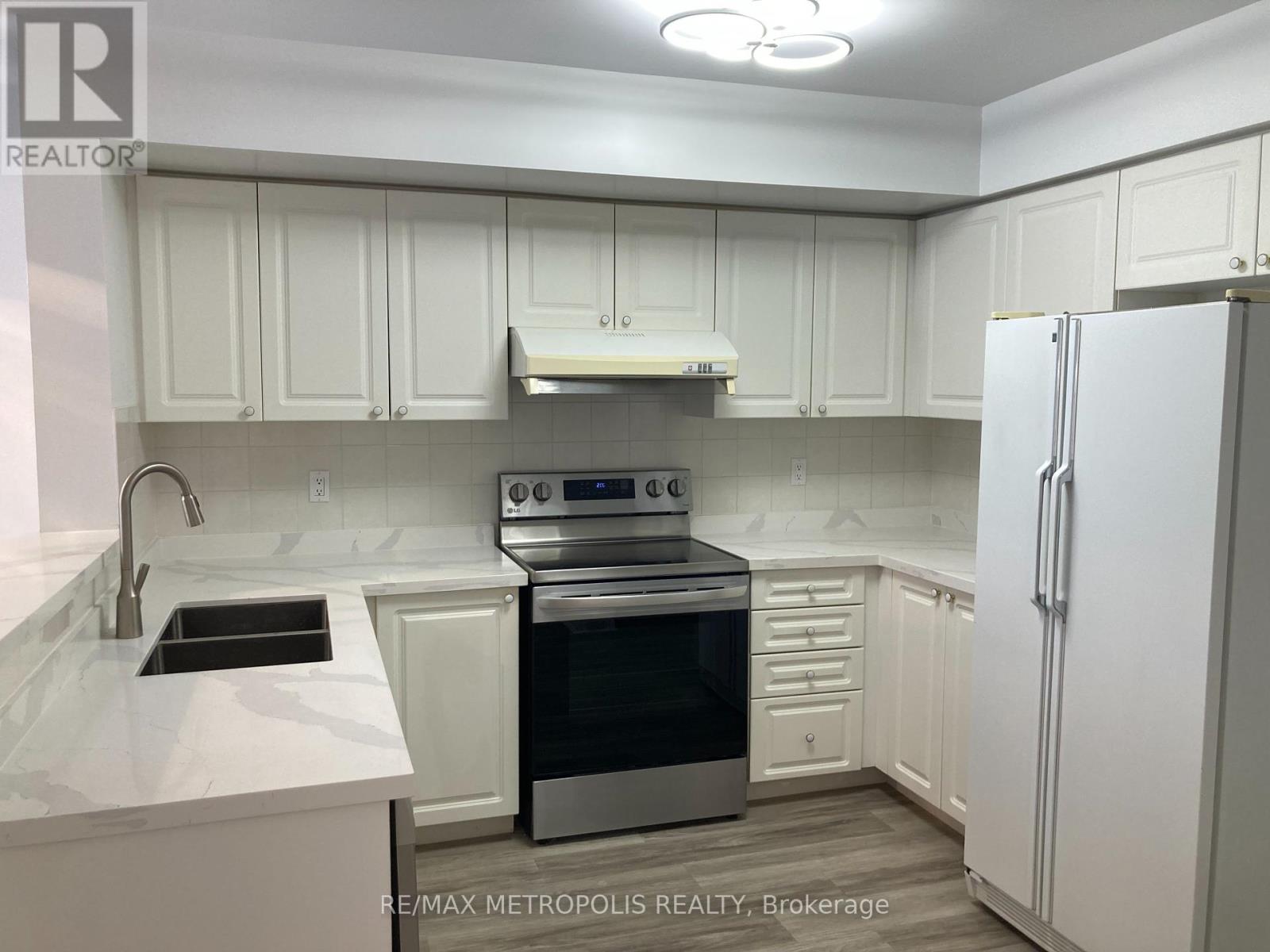 Photo 12 of 1602 28 Sommerset Way, Toronto ON