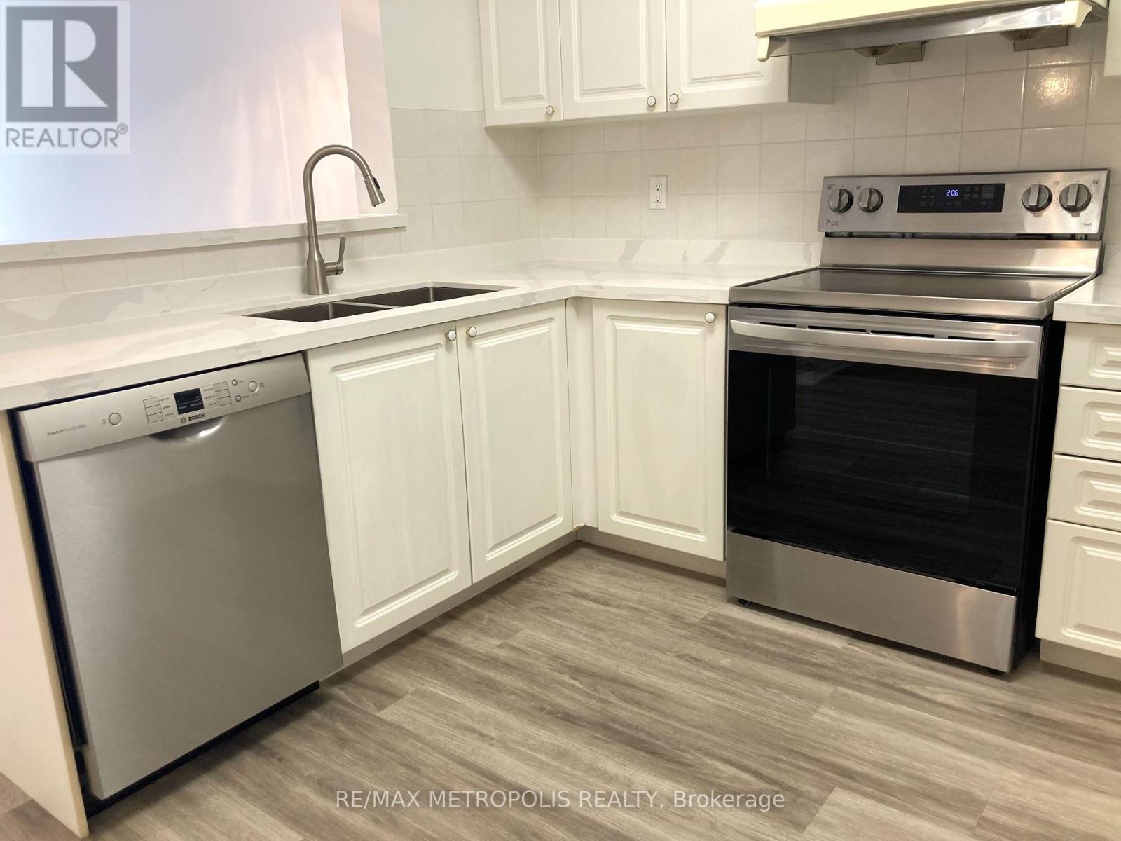 Photo 5 of 1602 28 Sommerset Way, Toronto ON