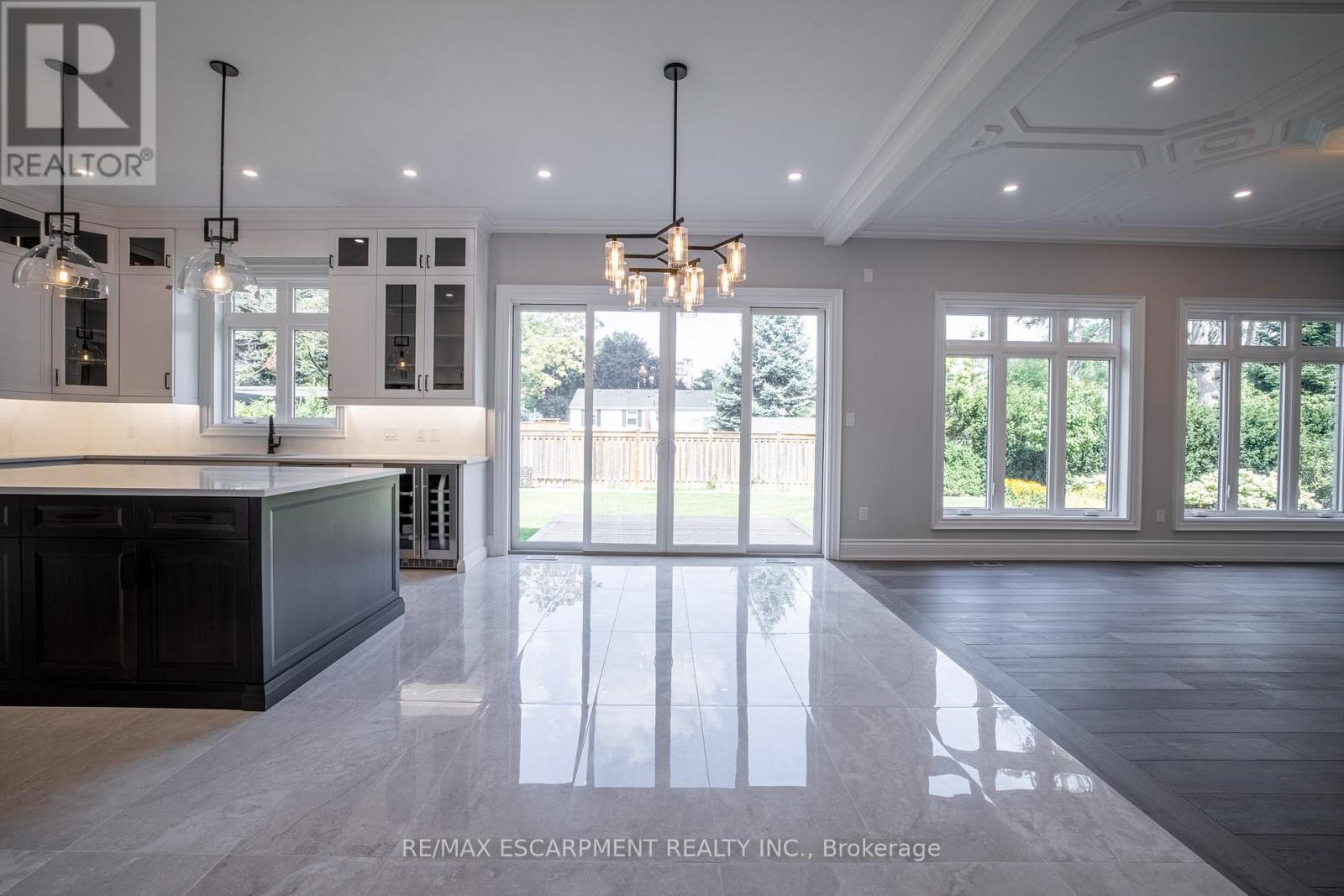 Photo 12 of 31 Bayside Court, Burlington ON