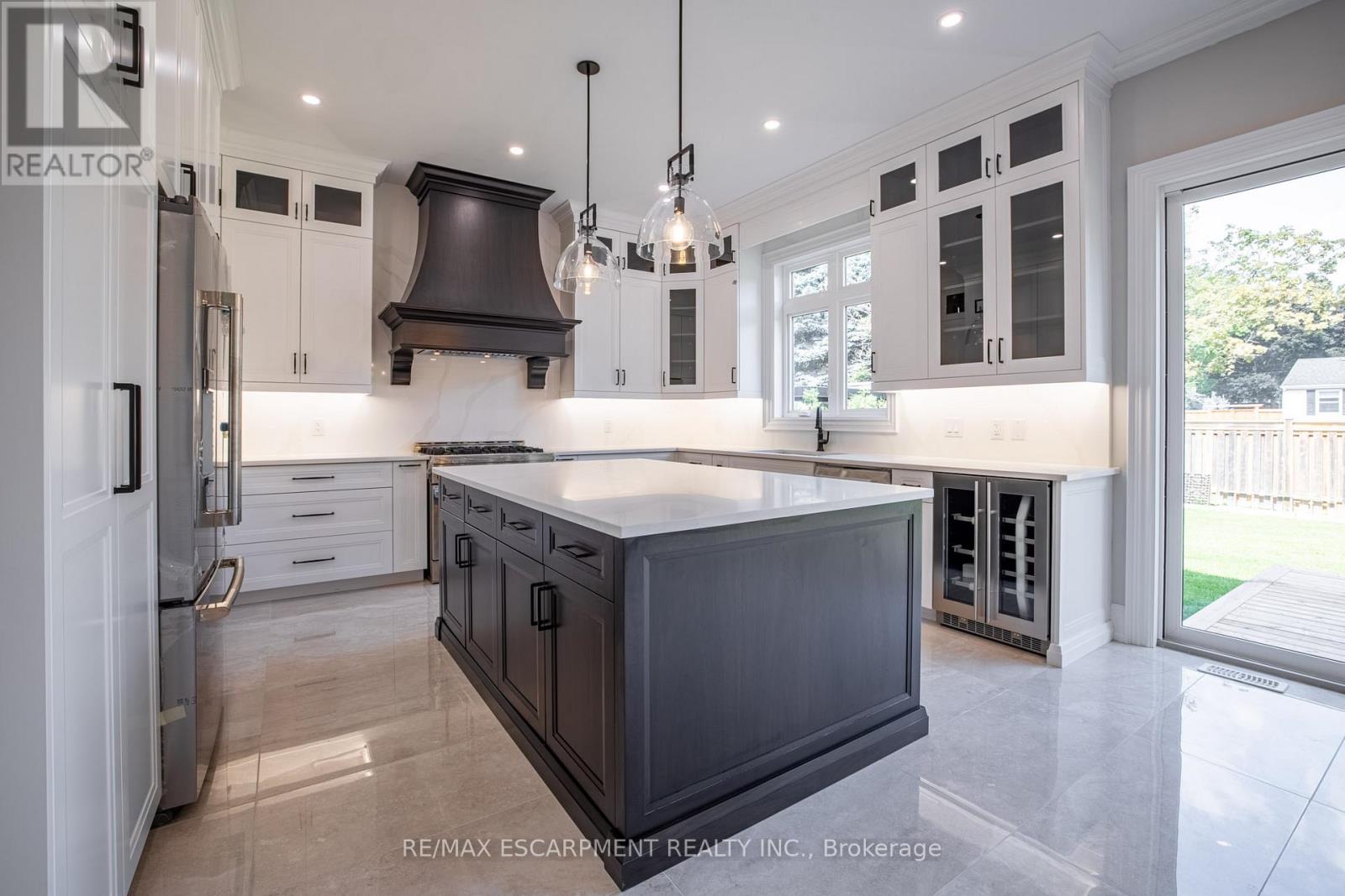 Photo 13 of 31 Bayside Court, Burlington ON