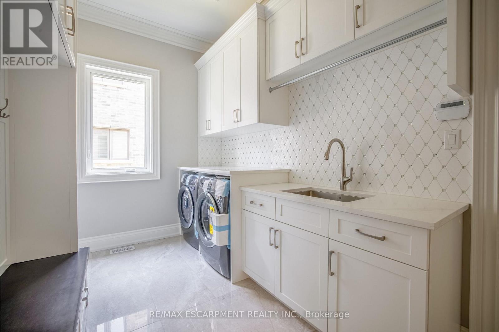Photo 15 of 31 Bayside Court, Burlington ON