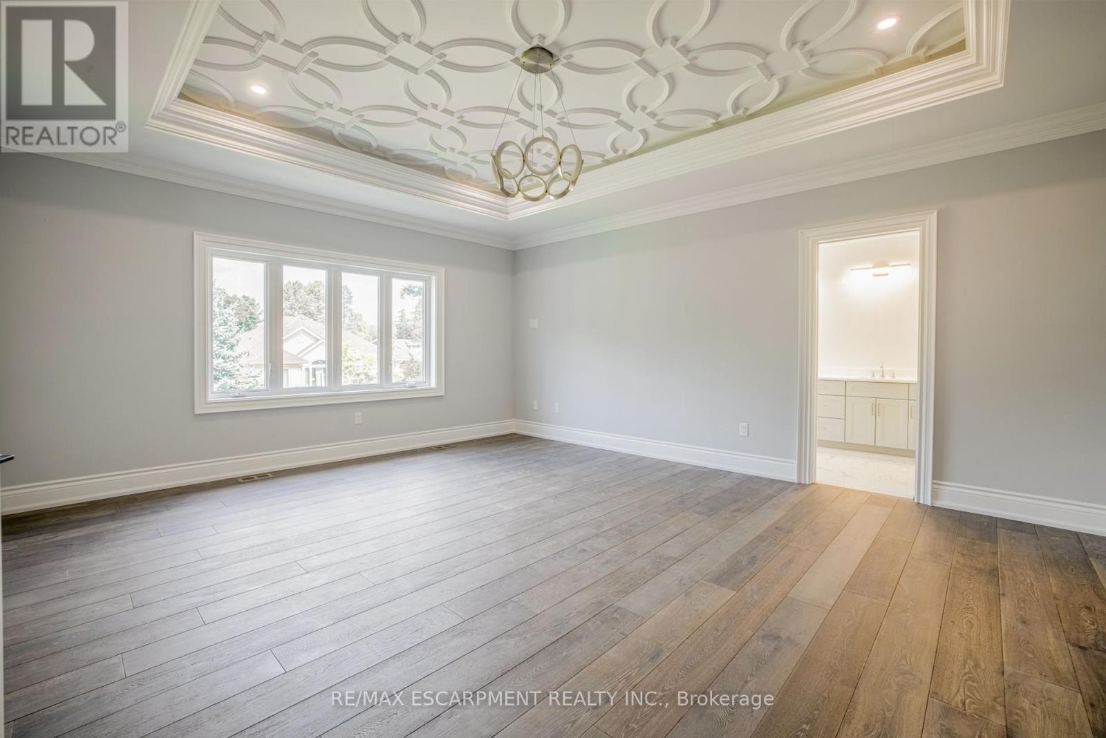 Photo 16 of 31 Bayside Court, Burlington ON