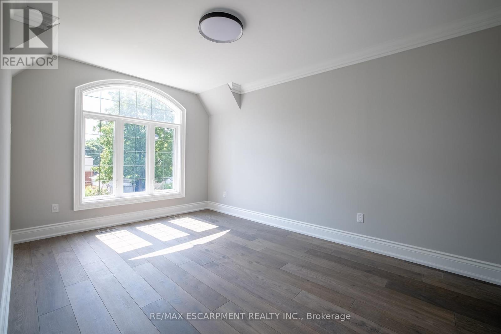 Photo 24 of 31 Bayside Court, Burlington ON