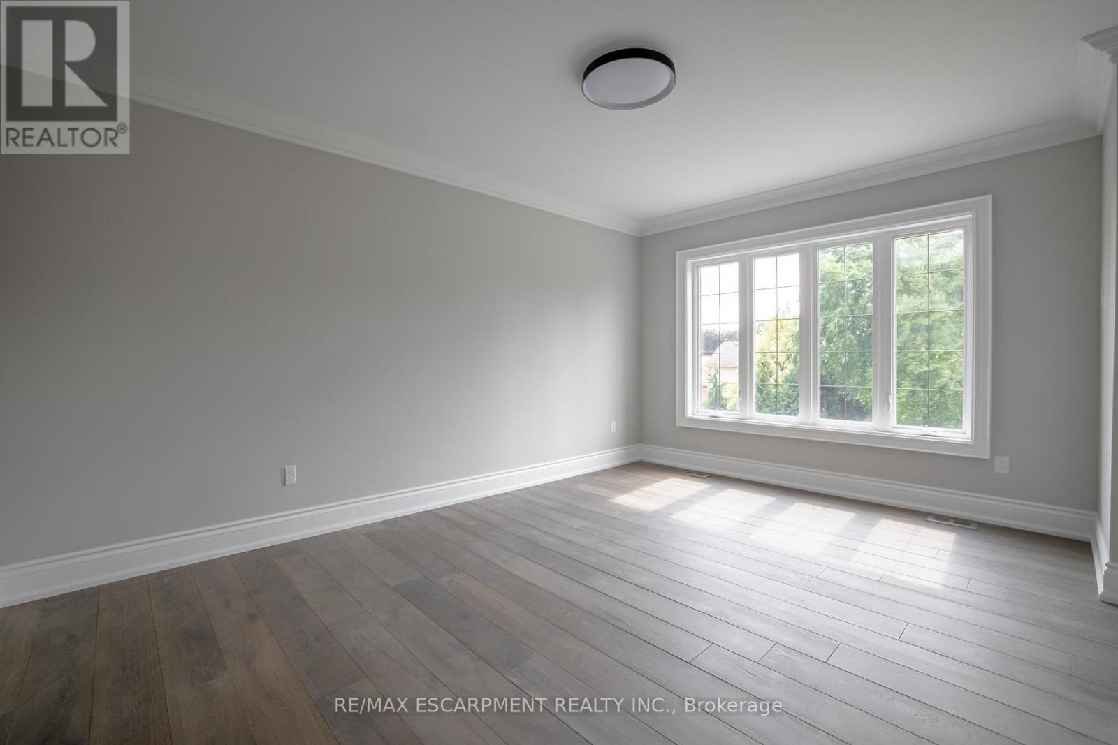 Photo 27 of 31 Bayside Court, Burlington ON