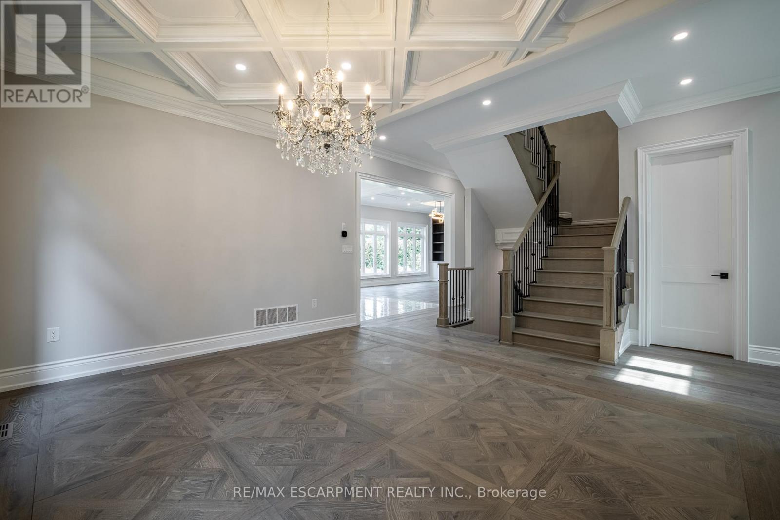 Photo 5 of 31 Bayside Court, Burlington ON