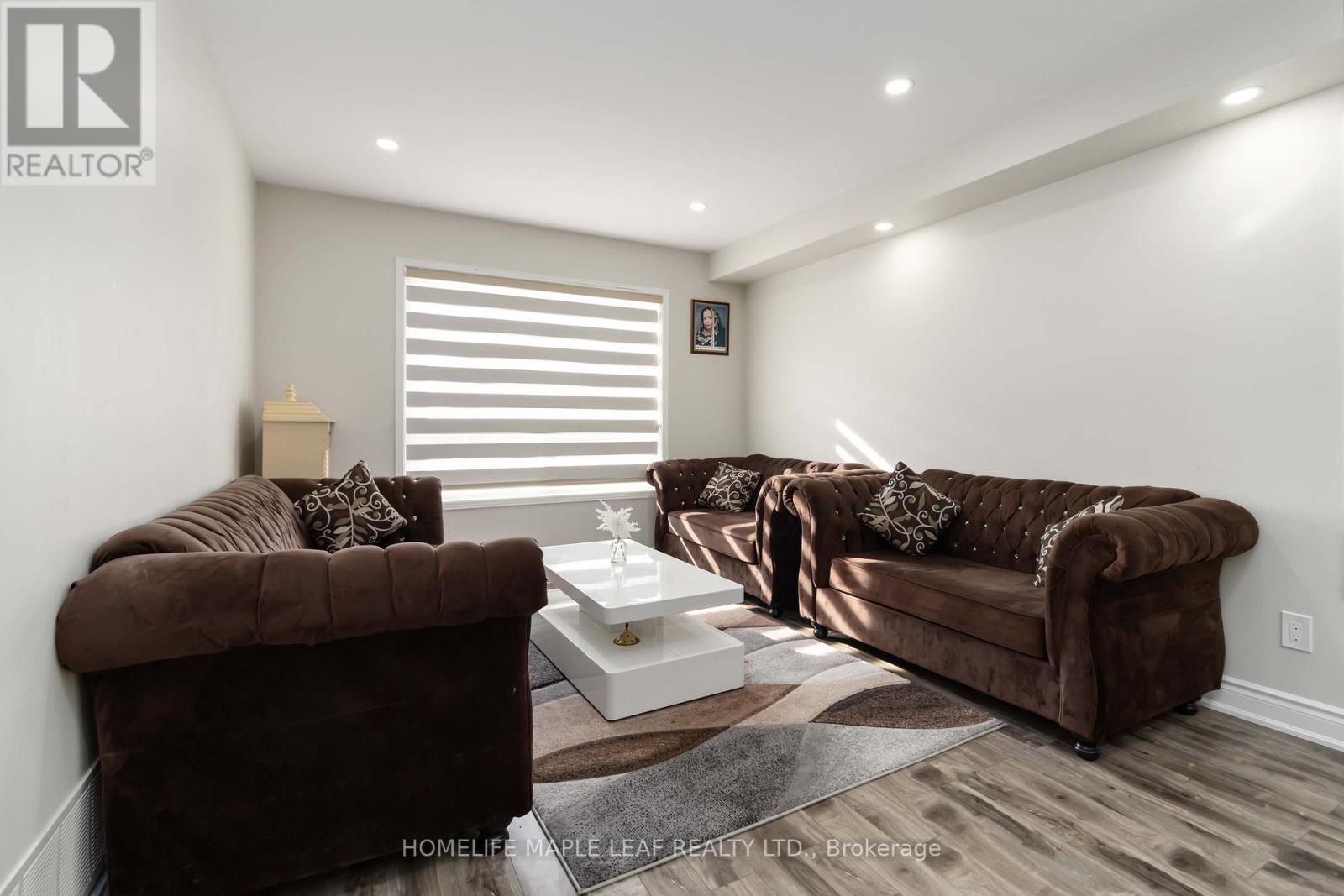 Photo 13 of 43 Schooner Drive, Brampton ON
