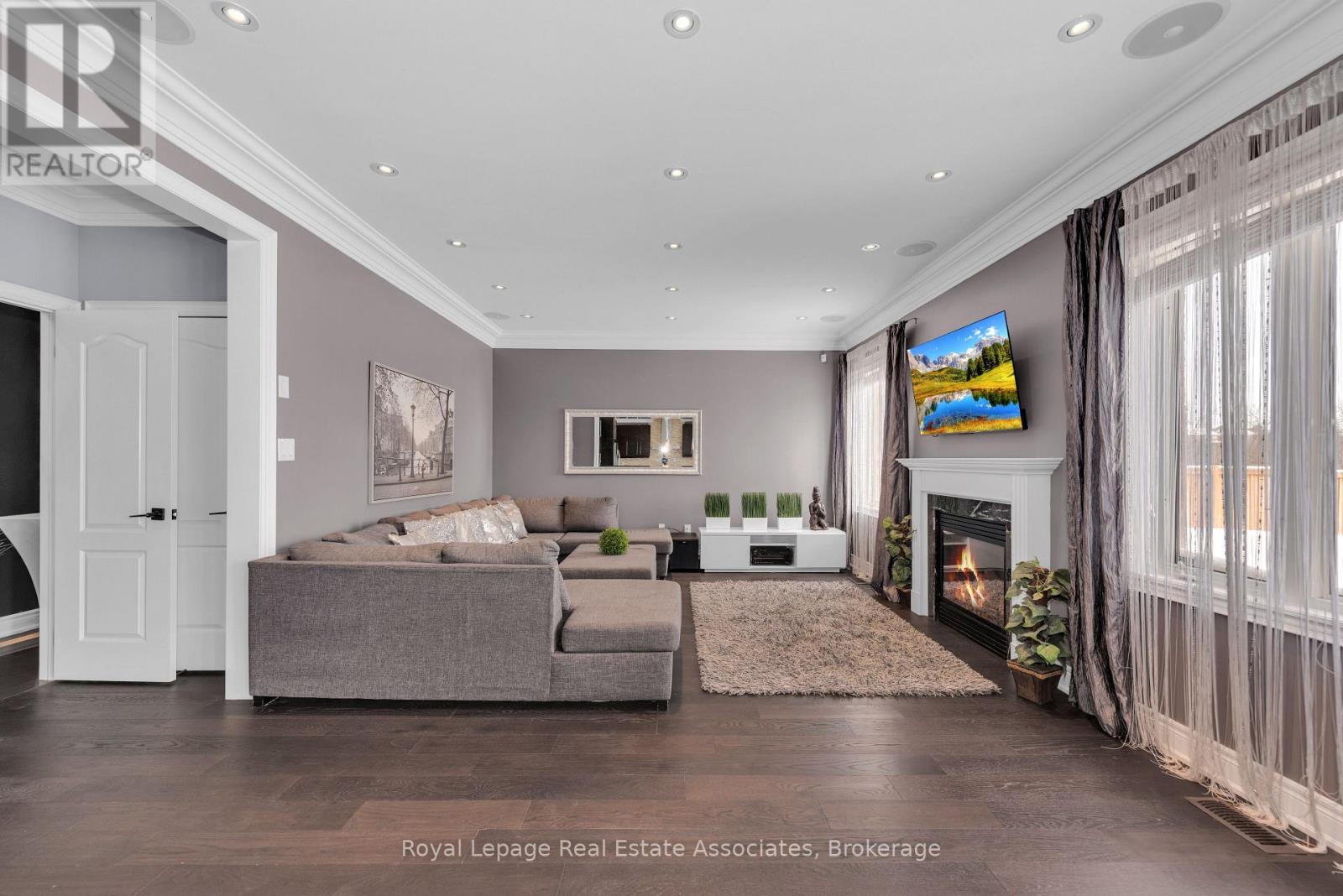 Photo 5 of 12 Seabrook Place, Brampton ON