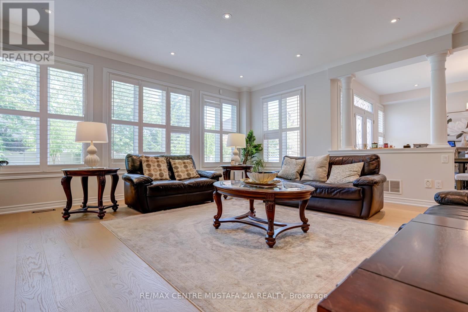 Photo 4 of 2522 Lyndhurst Drive, Oakville ON