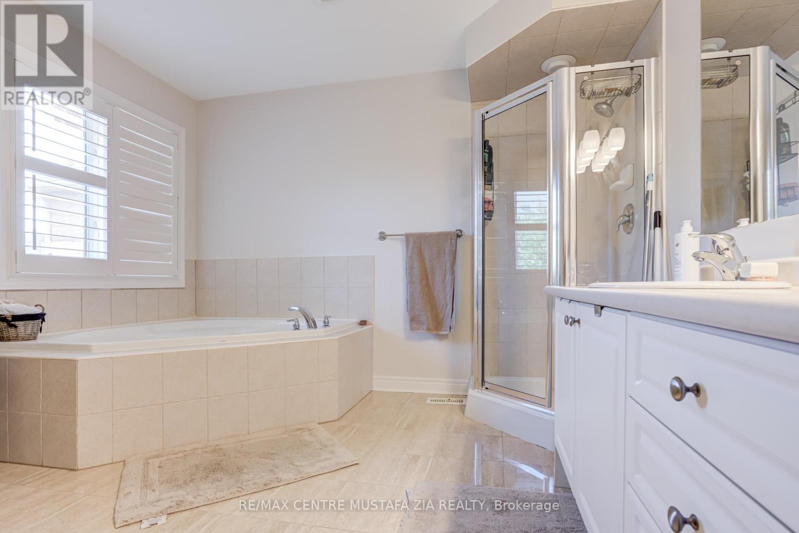 Photo 14 of 2522 Lyndhurst Drive, Oakville ON