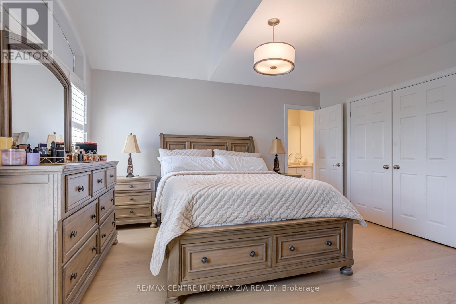 Photo 8 of 2522 Lyndhurst Drive, Oakville ON