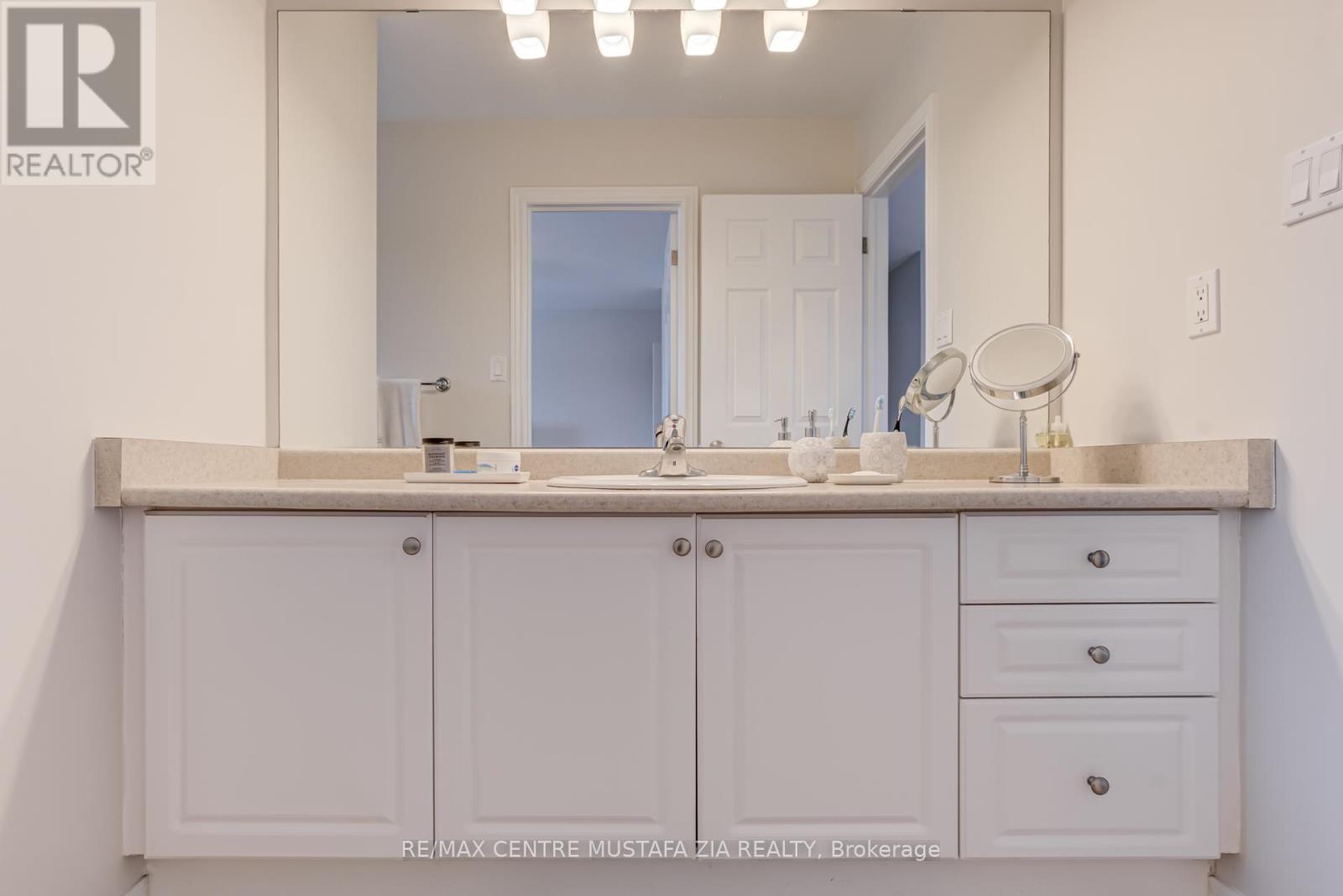 Photo 20 of 2522 Lyndhurst Drive, Oakville ON