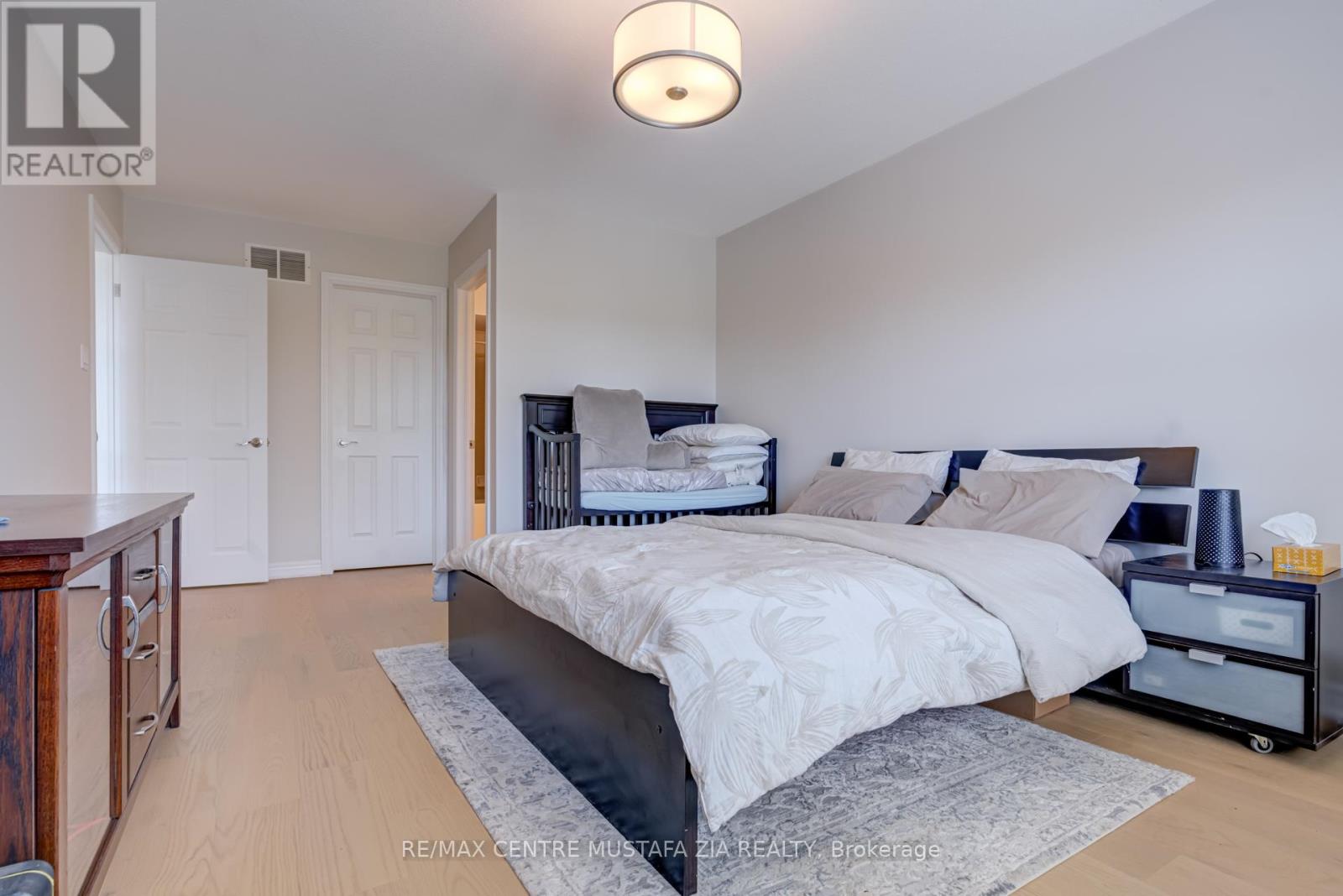 Photo 9 of 2522 Lyndhurst Drive, Oakville ON