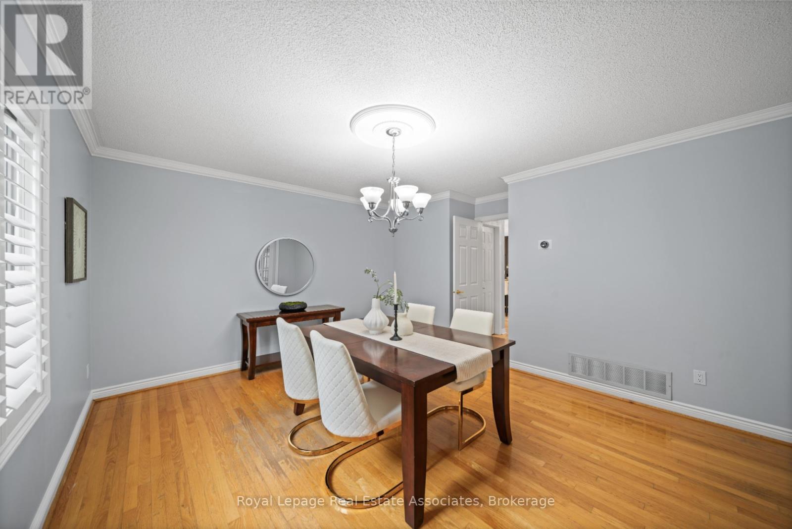 Photo 10 of 3723 Trelawny Circle, Mississauga ON