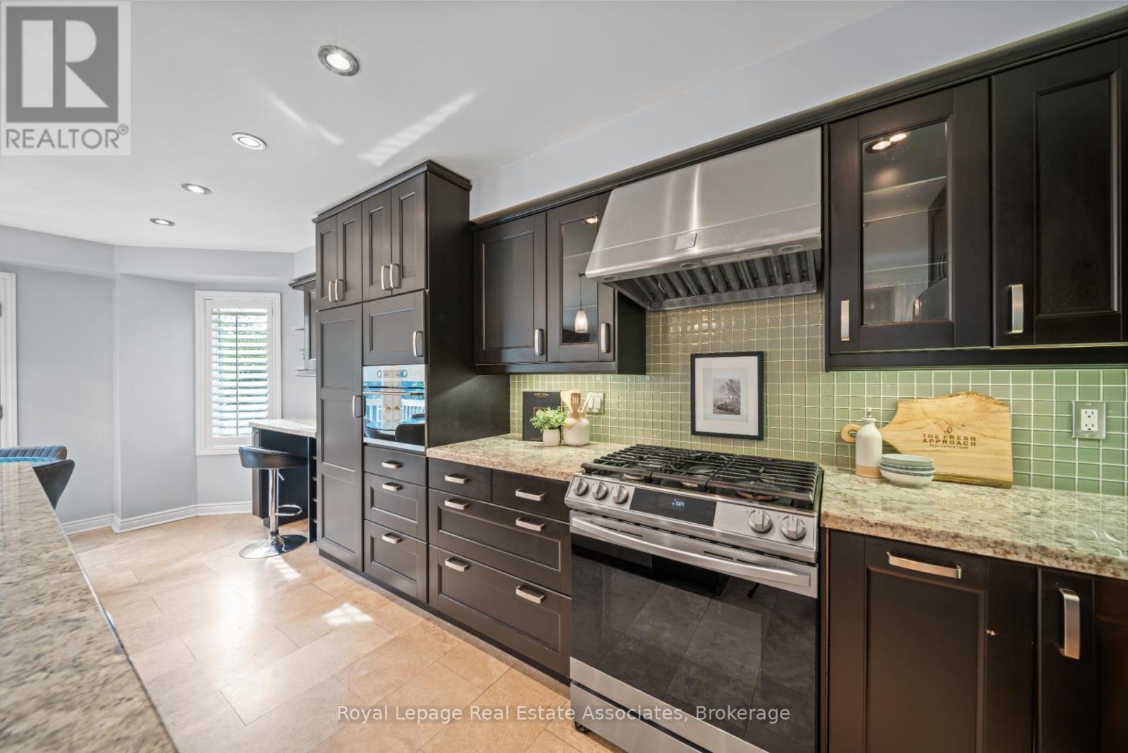 Photo 13 of 3723 Trelawny Circle, Mississauga ON