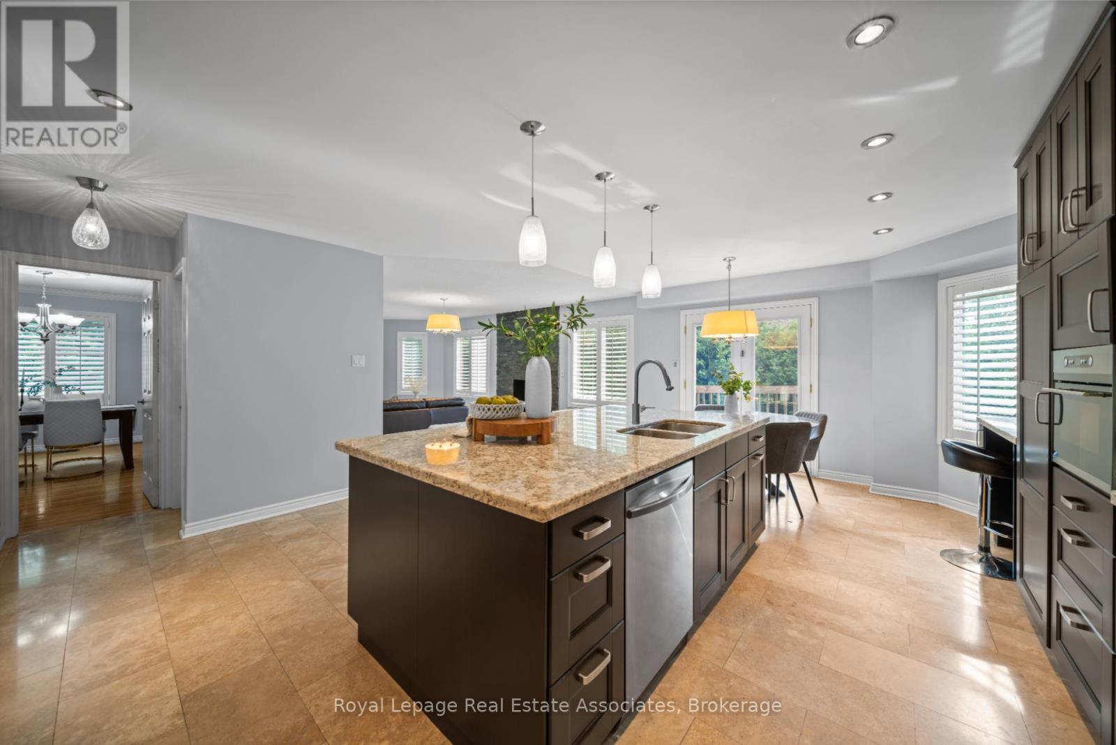 Photo 14 of 3723 Trelawny Circle, Mississauga ON