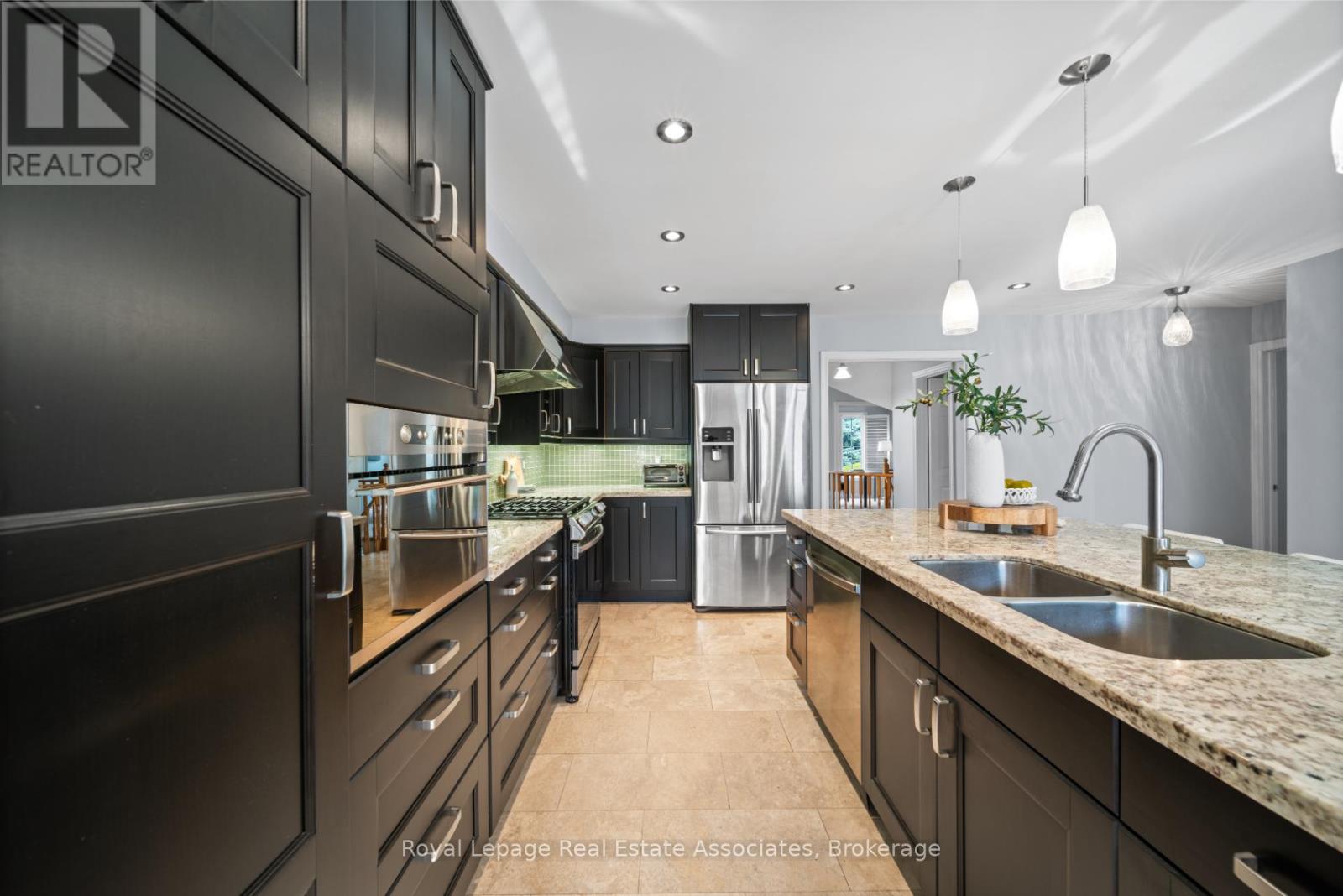 Photo 15 of 3723 Trelawny Circle, Mississauga ON
