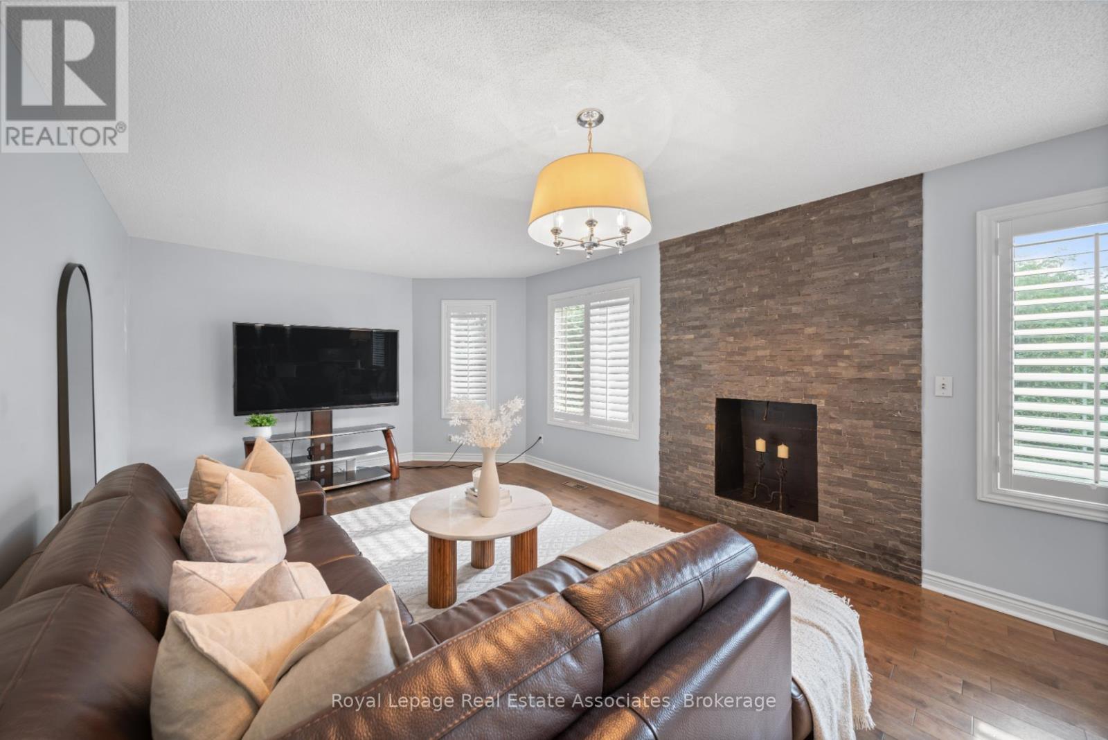 Photo 17 of 3723 Trelawny Circle, Mississauga ON