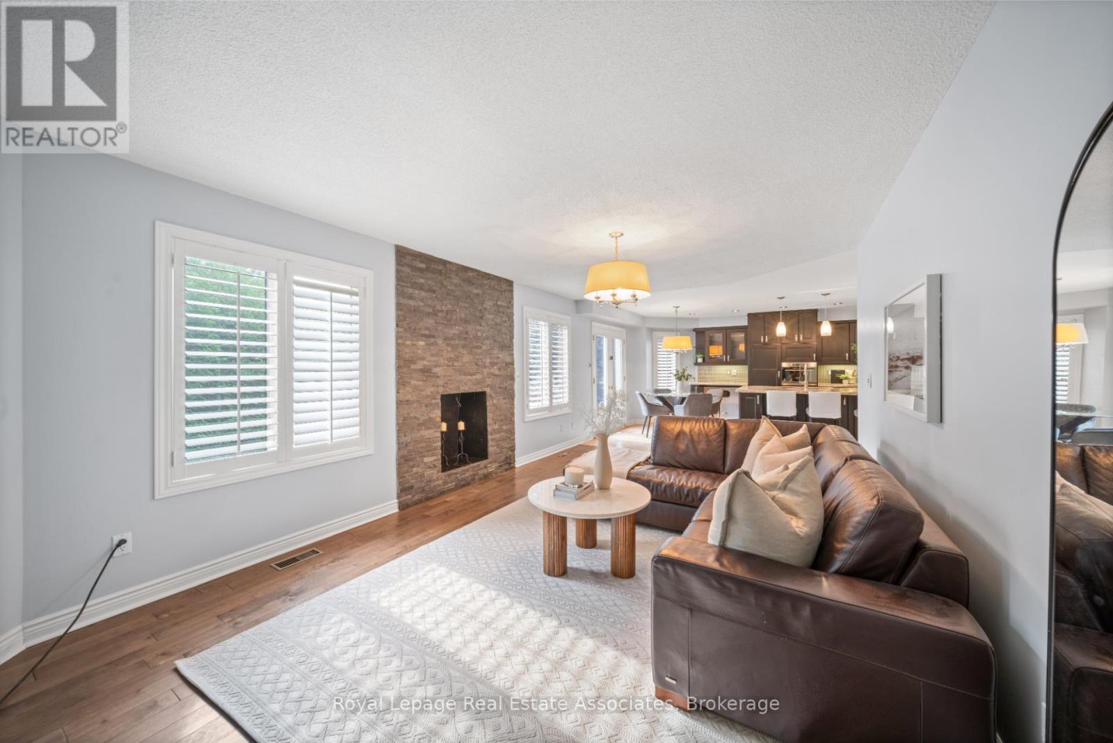 Photo 18 of 3723 Trelawny Circle, Mississauga ON